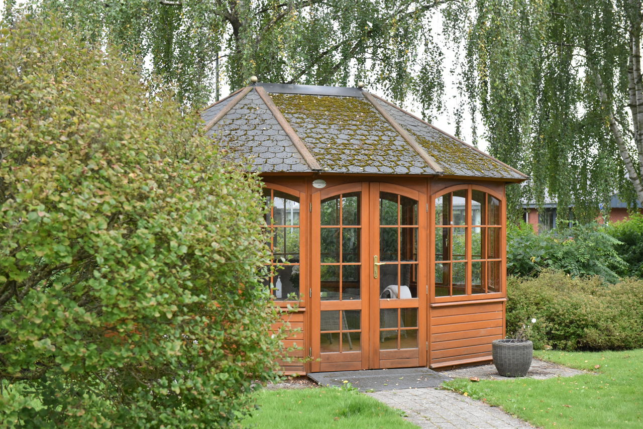 Pavillon i træ hos Fårup Ældrecenter