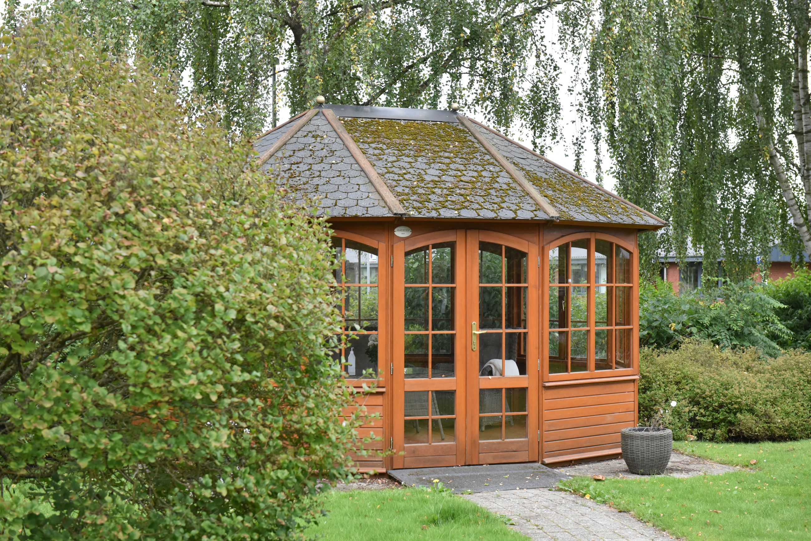 Pavillon i træ hos Fårup Ældrecenter