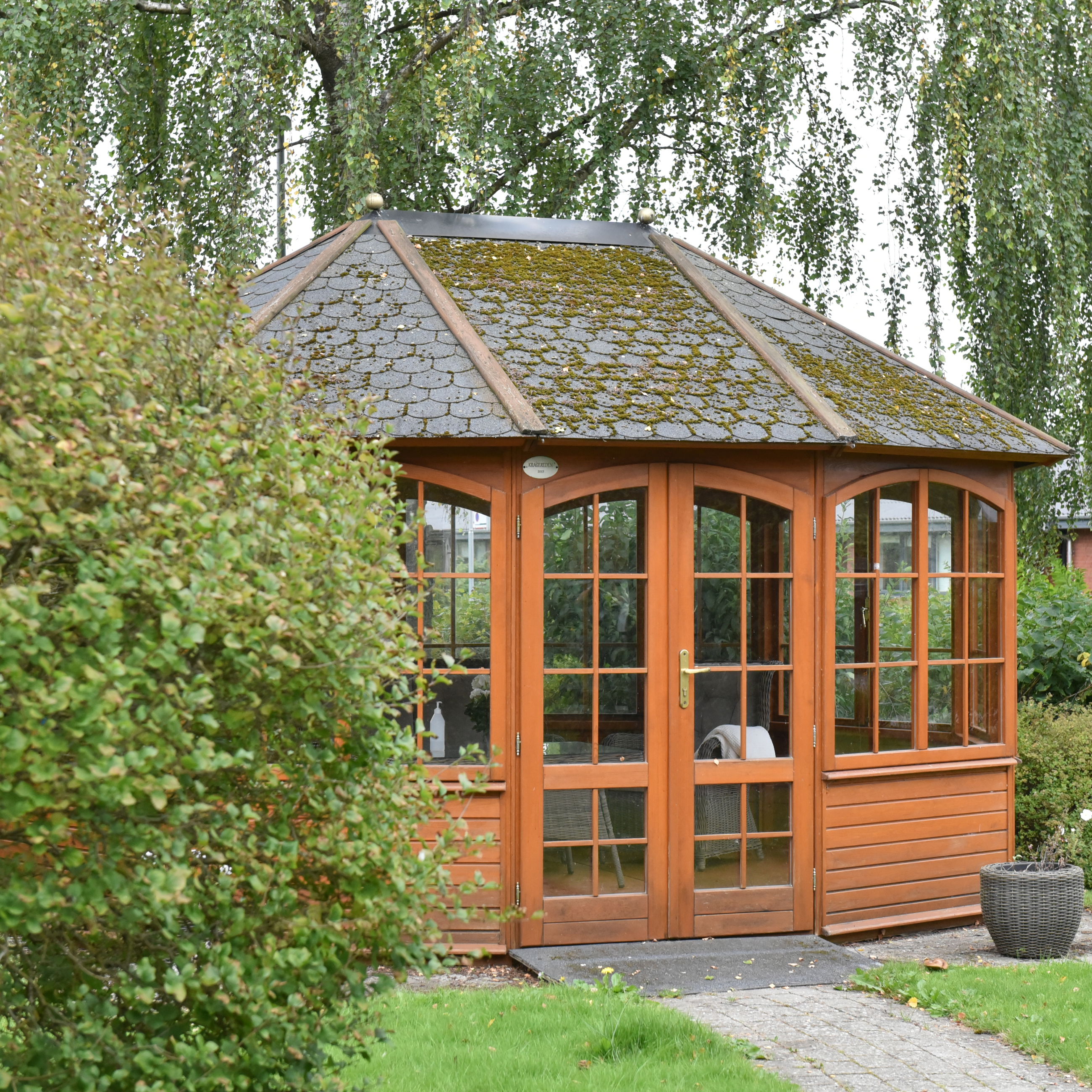 Pavillon i træ hos Fårup Ældrecenter