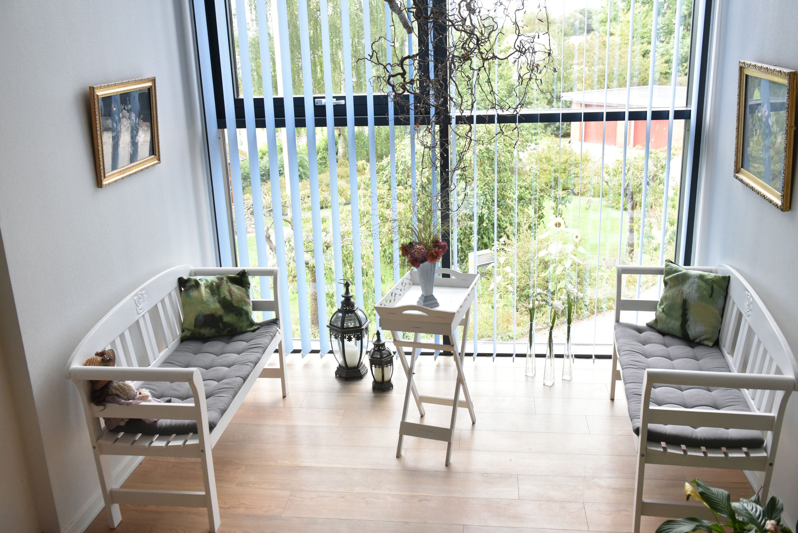 Hyggelig sidekrog med bænke hos Fårup Ældrecenter