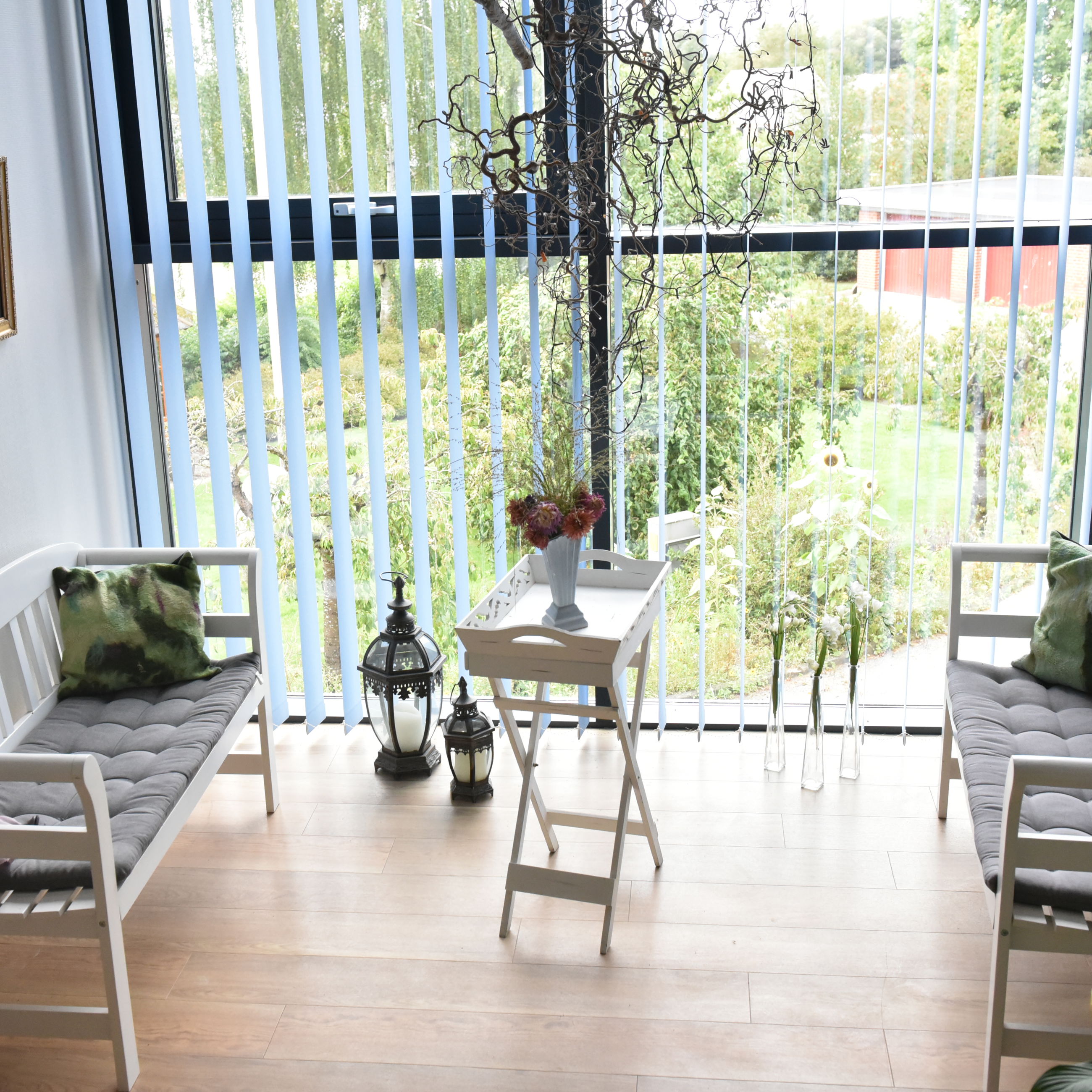 Hyggelig sidekrog med bænke hos Fårup Ældrecenter