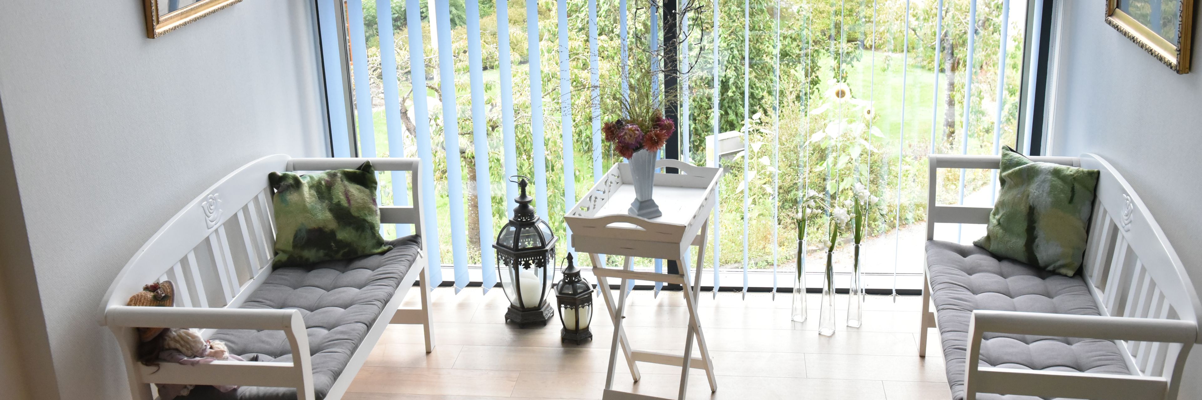 Hyggelig sidekrog med bænke hos Fårup Ældrecenter