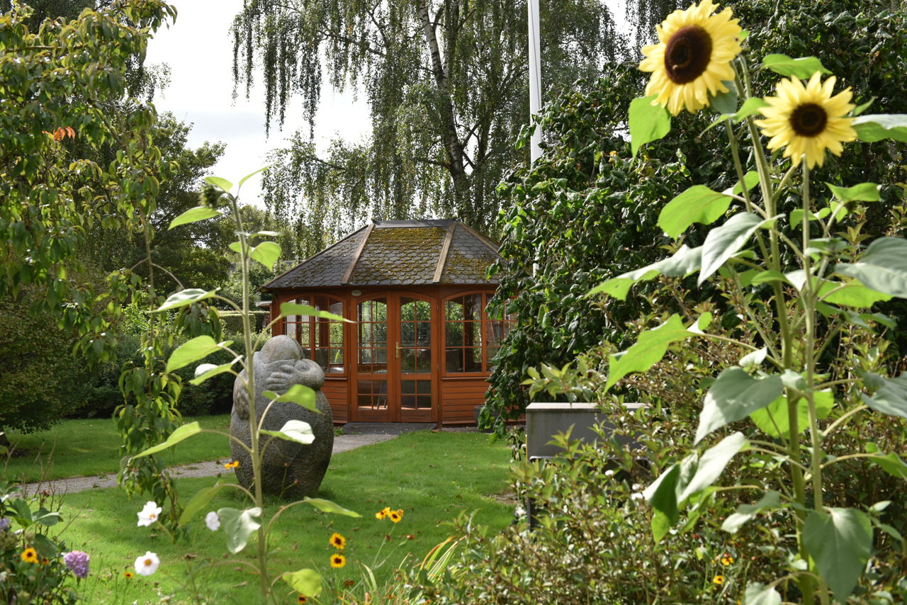 Have med pavillon i træ hos Fårup Ældrecenter