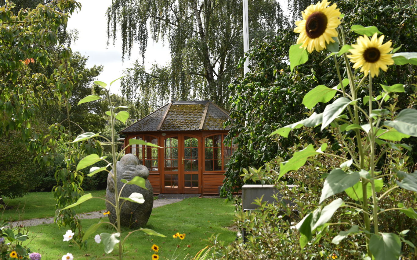 Have med pavillon i træ hos Fårup Ældrecenter