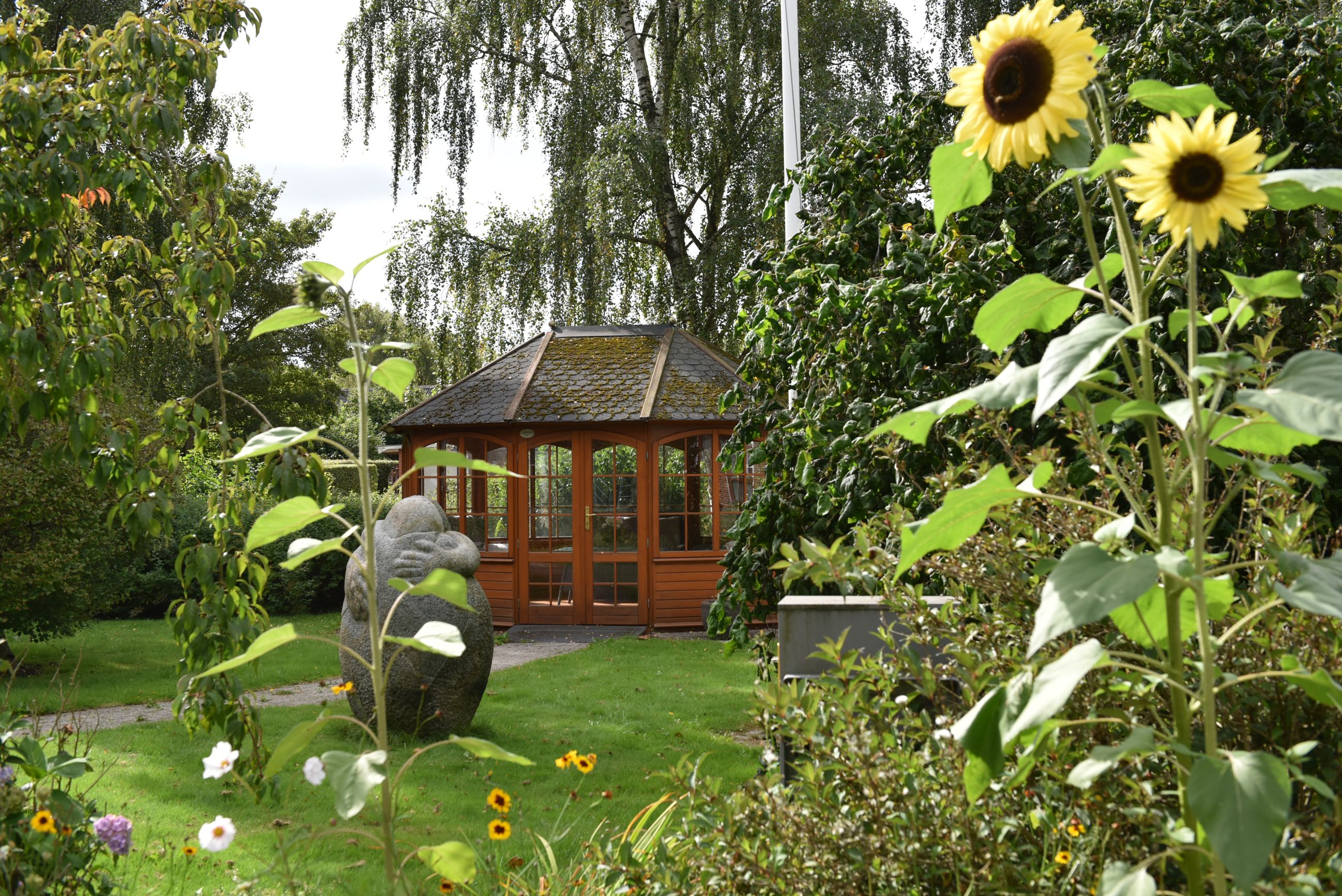 Have med pavillon i træ hos Fårup Ældrecenter