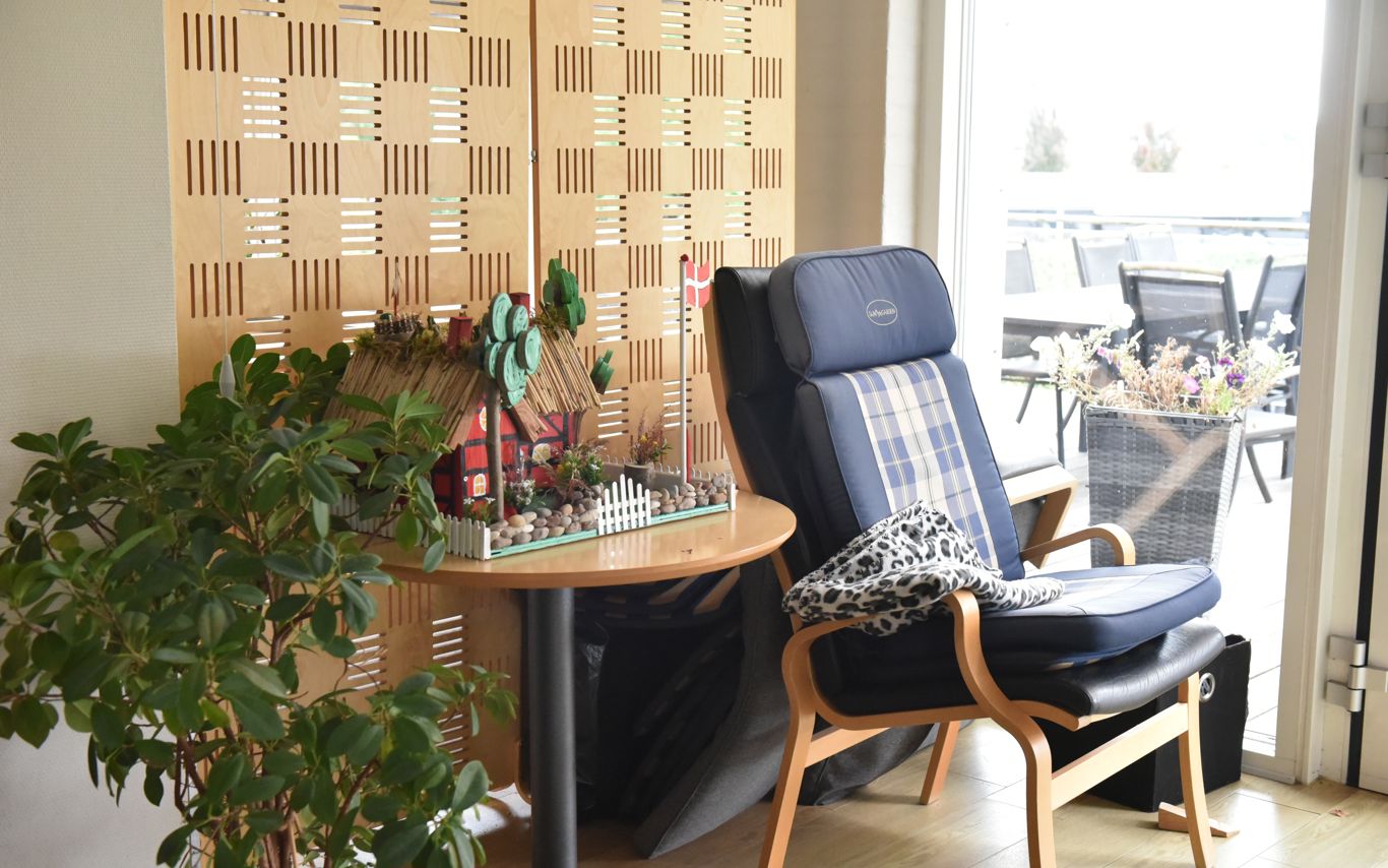 Lænestol i stue hos Fårup Ældrecenter