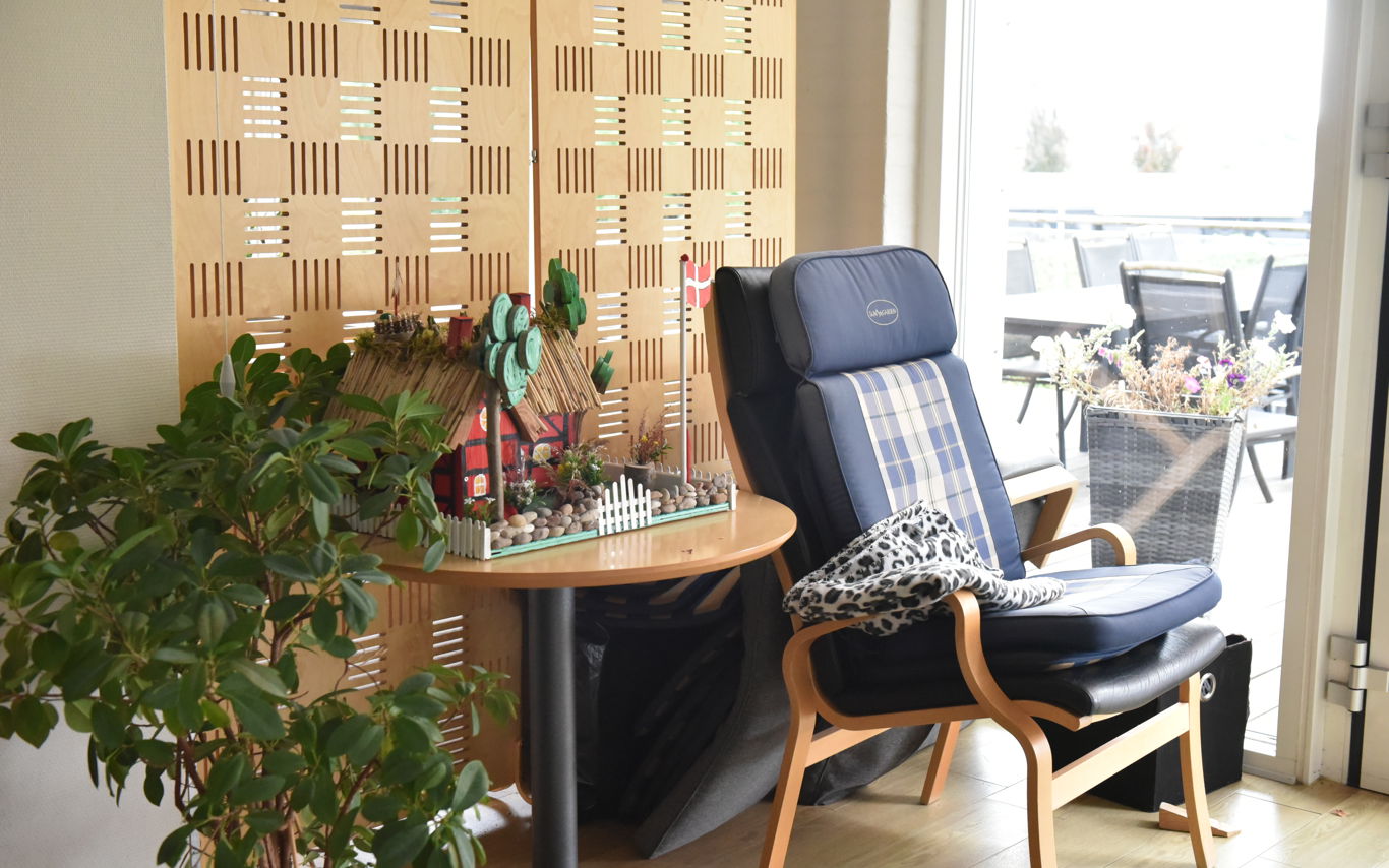 Lænestol i stue hos Fårup Ældrecenter