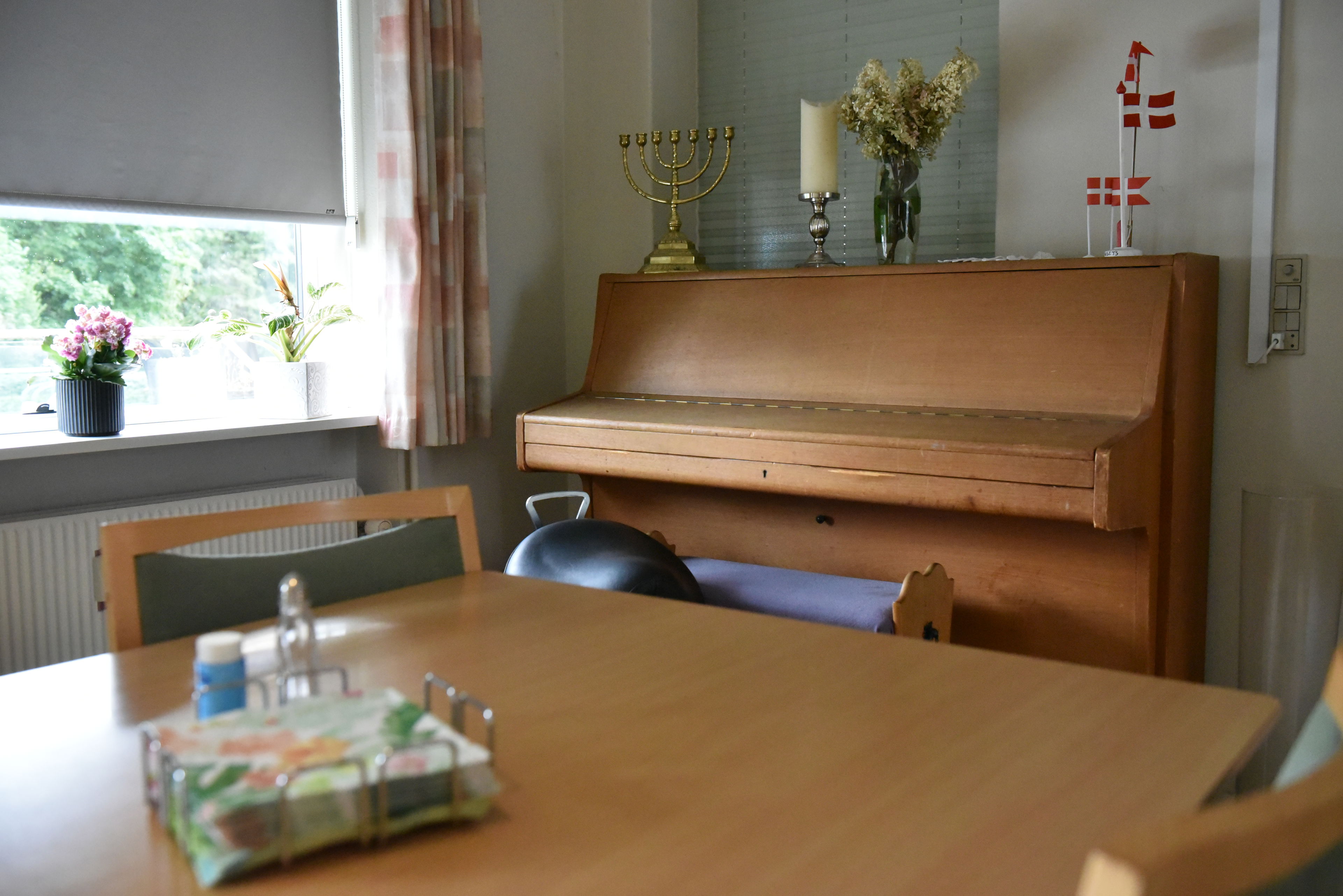 Klaver i opholdsrum på Fårup Ældrecenter